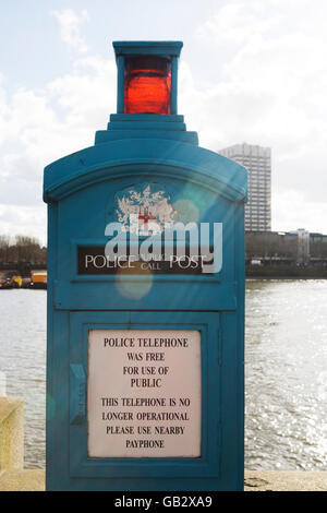 La lumière du soleil sur une zone appel de la Police à Londres, en Angleterre. L'appel fort se dresse sur la Thames Embankment. Banque D'Images