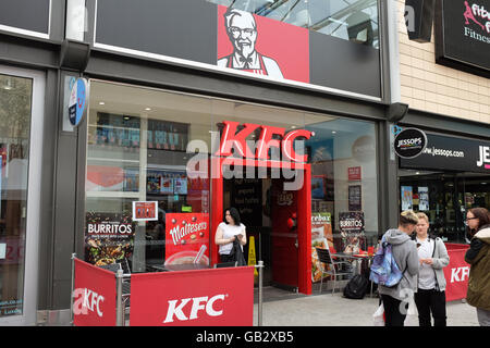 Un restaurant fast food KFC en Angleterre. Banque D'Images