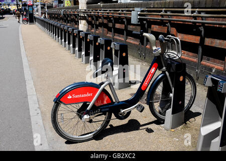 Un 'Santander Boris bike' à Londres, en Angleterre. Banque D'Images