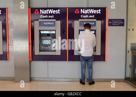 Des distributeurs automatiques de NatWest à Londres, en Angleterre. Banque D'Images