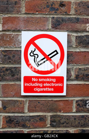 Un "no smoking sign' pour les cigarettes électroniques ainsi que les cigarettes ordinaires. Banque D'Images