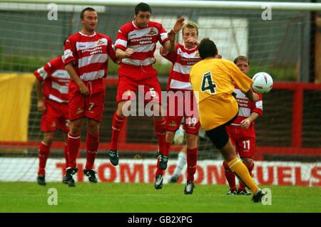 Football - amical - Doncaster Rovers / Livingston. Davide Xausa de Livingston a obtenu un coup de pied gratuit Banque D'Images