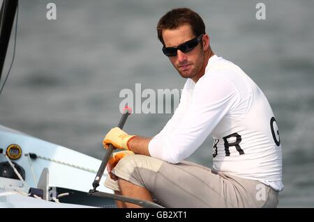 Ben Ainslie, le marin Finn de Grande-Bretagne, lors de la course de médailles abandonnées au centre de voile des Jeux Olympiques à Qingdao, en Chine. Banque D'Images