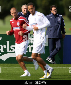 Fabio Capello, responsable de l'Angleterre et Directeur du développement du football pour Le FA Sir Trevor Brooking regarde Rio Ferdinand Et David Beckham Jog Banque D'Images