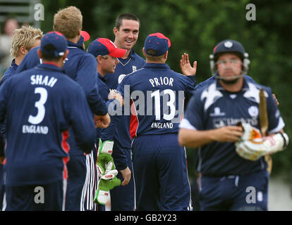 Cricket - One Day International - Écosse / Angleterre - The Grange.L'Angleterre célèbre le cricket de Ryan Watson en Écosse lors du match international d'une journée au Grange, à Édimbourg. Banque D'Images