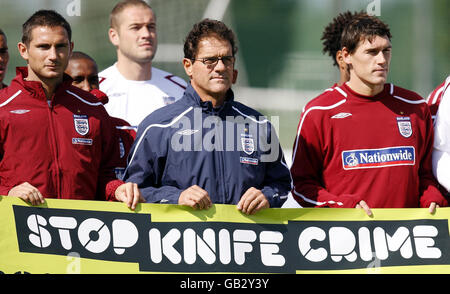Football - session d'entraînement en Angleterre - Londres Colney.Frank Lampard (à gauche) et Gareth Barry avec l'entraîneur Fabio Capello pendant la séance d'entraînement à Londres Colney, Londres. Banque D'Images