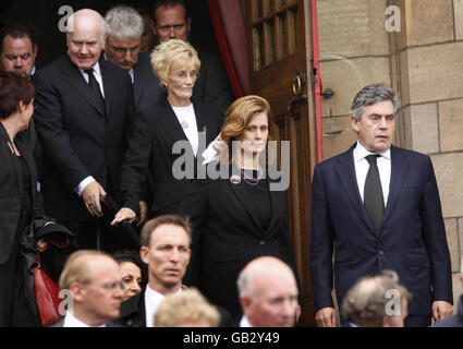 Le Premier ministre Gordon Brown (à droite) et l'épouse Sarah Brown (au centre) avec le député John Reid (à l'extrême gauche) et le secrétaire d'État à la Défense, le député de des Browne (à l'extrême gauche), alors qu'ils quittent les funérailles de l'ancien député travailliste John MacDougall à l'église Erskine, à Burntisland, en Écosse. Banque D'Images