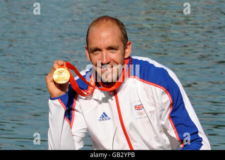 Tim Brabant, en Grande-Bretagne, célèbre sa médaille d'or à la finale masculine de 1 000 m de kayak lors de l'épreuve Flatwater au parc olympique d'aviron-canoë de Shunyi, à Beijing, lors des Jeux Olympiques de Beijing en 2008. Banque D'Images