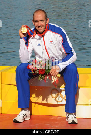 Tim Brabant, en Grande-Bretagne, célèbre sa médaille d'or à la finale masculine de 1 000 m de kayak lors de l'épreuve Flatwater au parc olympique d'aviron-canoë de Shunyi, à Beijing, lors des Jeux Olympiques de Beijing en 2008. Banque D'Images