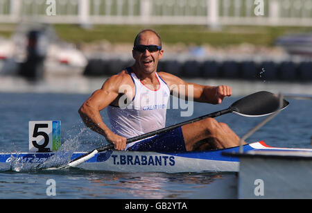 Tim Brabant, en Grande-Bretagne, célèbre son succès en médaille d'or lorsqu'il franchit la finale de 1 000 m de la coupe individuelle masculine de kayak (K1) lors de l'épreuve Flatwater au parc olympique d'aviron-canoë de Shunyi, à Pékin, lors des Jeux Olympiques de Beijing en 2008. Banque D'Images