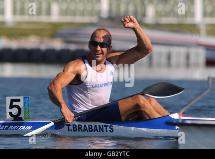 Tim Brabant, en Grande-Bretagne, célèbre son succès en médaille d'or lorsqu'il franchit la finale de 1 000 m de la coupe individuelle masculine de kayak (K1) lors de l'épreuve Flatwater au parc olympique d'aviron-canoë de Shunyi, à Pékin, lors des Jeux Olympiques de Beijing en 2008. Banque D'Images