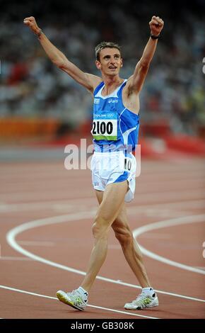 Jeux Olympiques - Jeux Olympiques de Beijing 2008 - neuvième jour.Christian Obrist d'Italie célèbre après s'être qualifié de sa demi-finale masculine de 1500m aux Jeux Olympiques de 2008 à Beijing. Banque D'Images