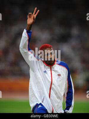 Phillips Idowu en Grande-Bretagne lors de la cérémonie de remise des médailles du Triple Jump masculin au stade national de Beijing lors des Jeux Olympiques de Beijing en Chine en 2008. Banque D'Images