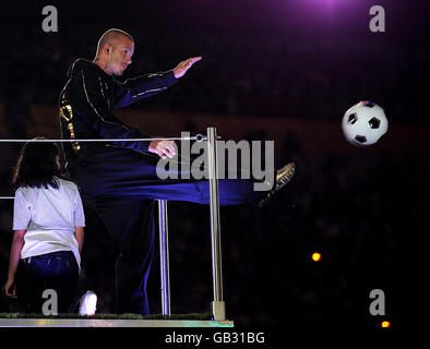 David Beckham lance un ballon de football dans la foule lors de la cérémonie de clôture au stade national lors des Jeux Olympiques de Beijing en 2008, en Chine. Banque D'Images