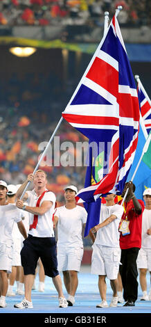 Chris Hoy, triple médaillé d'or en Grande-Bretagne, porte le drapeau lors de la cérémonie de clôture au stade national lors des Jeux Olympiques de Beijing en 2008, en Chine. Banque D'Images