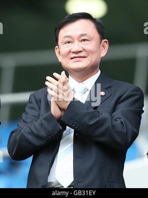 Football - Barclays Premier League - Manchester City v West Ham United - City of Manchester Stadium.Le propriétaire de Manchester City, Thaksin Shinawatra (c), dans les tribunes avant le coup d'envoi Banque D'Images