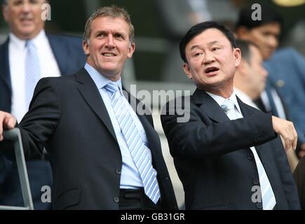 Football - Barclays Premier League - Manchester City v West Ham United - City of Manchester Stadium.Garry Cook, chef de l'exécutif de Manchester City, et Thaksin Shinawatra, propriétaire, dans les tribunes avant le début du match Banque D'Images