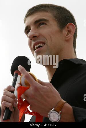 Michael Phelps, nageur américain et médaillé d'or olympique, s'adresse à la foule lors d'une soirée de remise des Jeux olympiques devant Buckingham Palace, dans le centre de Londres. Banque D'Images