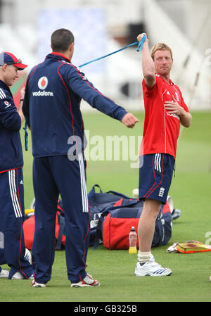 Cricket - série NatWest - second One Day International - Angleterre contre Afrique du Sud - Angleterre nets - Trent Bridge.Kevin Pietersen, de l'Angleterre, parle avec Paul Collingwood à todays nets Banque D'Images