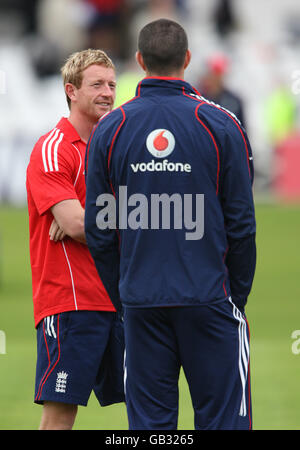 Cricket - série NatWest - second One Day International - Angleterre contre Afrique du Sud - Angleterre nets - Trent Bridge.Kevin Pietersen, de l'Angleterre, parle avec Paul Collingwood à todays nets Banque D'Images