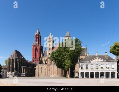 L'église Saint John's, la basilique et sa maison de gardien, het Vrijthof , Maastricht, Pays-Bas, Europe Banque D'Images