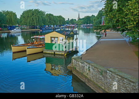 Scène de rivière tôt le matin à Stratford upon Avon, Warwickshire avec bateaux amarrés sur la rivière Avon au début de la river festival. Banque D'Images