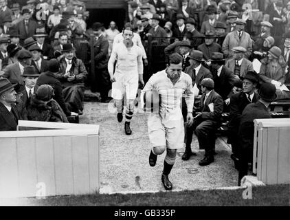 JJA Embleton, capitaine de l'Université de Cambridge, dirige son équipe à Twickenham Banque D'Images