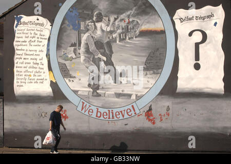 Des peintures murales politiques sur le Lower Shankill Estate, à Belfast, dont certaines ont toutes été repeintes, d'autres avec des symboles paramilitaires seront repeintes dans les prochains jours. Banque D'Images