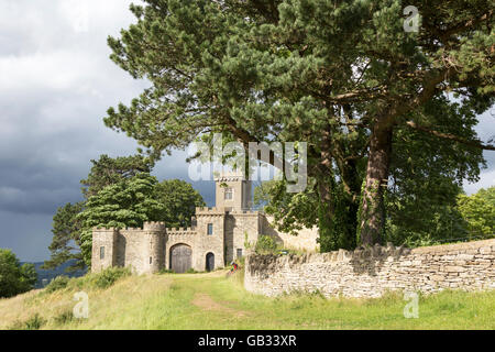 La folie local connu sous le nom de Rodborough Fort ou Fort George sur Rodborough Common, Stroud, Gloucestershire, England, UK Banque D'Images