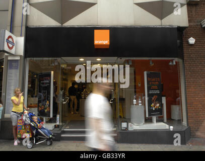 Vue générale des clients passant devant un magasin de téléphonie mobile Orange sur Oxford Street à Londres. Banque D'Images