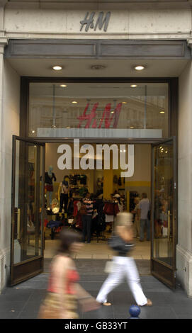 Magasins d'Oxford Street.Vue générale des clients passant devant un magasin H&M d'Oxford Street à Londres. Banque D'Images