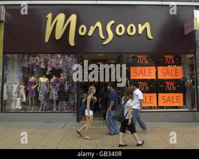 Magasins d'Oxford Street.Vue générale des clients passant devant un magasin Monsoon sur Oxford Street à Londres. Banque D'Images