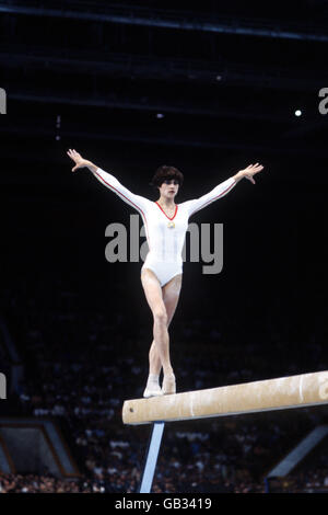 Gymnastique - Jeux Olympiques de Moscou. Nadia Comaneci en Roumanie en action sur le faisceau Banque D'Images