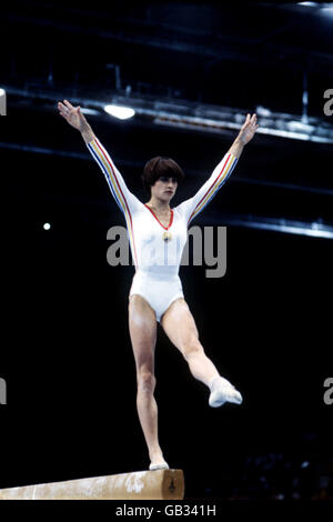 Gymnastique - Jeux Olympiques de Moscou. Nadia Comaneci en Roumanie en action sur le faisceau Banque D'Images