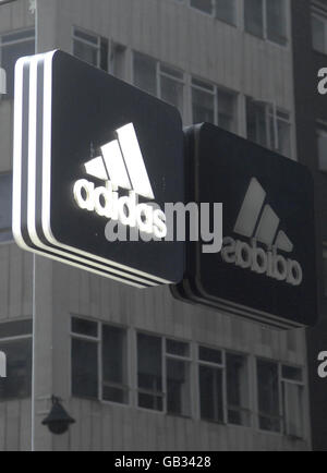 Magasins d'Oxford Street.Vue générale d'un panneau de magasin Adidas sur Oxford Street à Londres. Banque D'Images