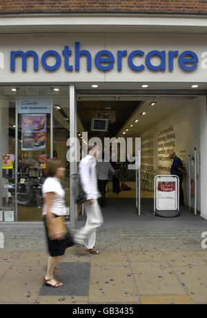 Magasins d'Oxford Street.Vue générale des clients passant devant un magasin Mothercare sur Oxford Street à Londres. Banque D'Images