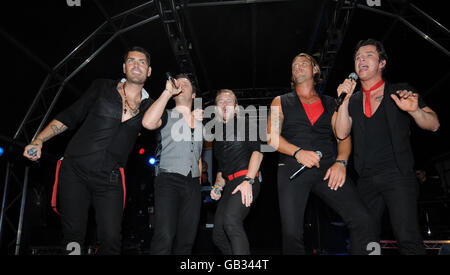 Le groupe irlandais Boyzone divertit la foule lors de la cérémonie d'allumage des illuminations de Blackpool. Banque D'Images