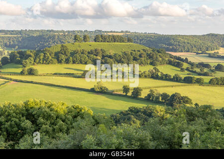 La fin de l'après-midi la lumière sur la colline de Downham came longue crête vers le bas et le Cotswold Way, Gloucestershire, England, UK Banque D'Images