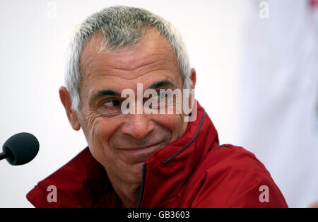 Hector Cuper, entraîneur-chef de l'équipe nationale géorgienne, sourit lors d'une conférence de presse au Stadion am Bruchweg à Mayence, en Allemagne, avant la qualification de la coupe du monde Géorgie contre République d'Irlande 2010. Banque D'Images