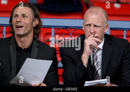 (l-r) Gareth Ainsworth, joueur/entraîneur des Queens Park Rangers, et iain Dowie, gestionnaire Banque D'Images