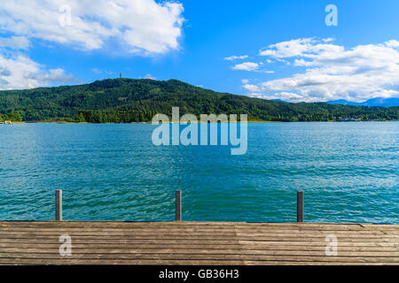 Promenade le long du lac Worthersee en été, Autriche Banque D'Images