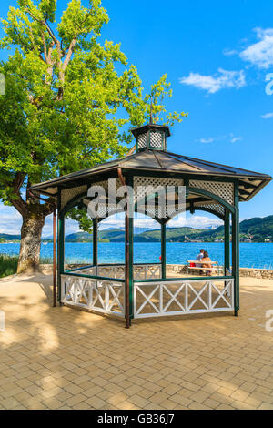 Maison d'été dans le parc sur la rive du lac Worthersee sur belle journée d'été, Autriche Banque D'Images