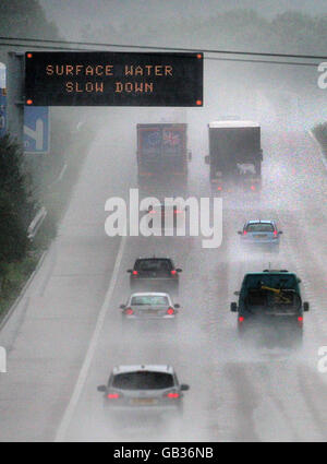 Les conducteurs sont confrontés à des conditions dangereuses sur la M20, près d'Ashford, dans le Kent, alors que le mauvais temps balaye le pays. Banque D'Images