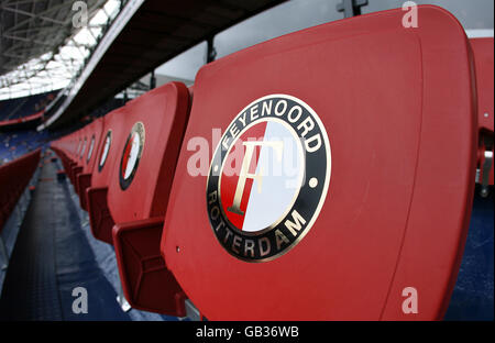 Football - Tournoi du port de Rotterdam 2008 - Tottenham Hotspur / Borussia Dortmund - Stade de Kuip.Vue générale des chaises portant le logo du club de football de Feyenoord au stade de Feijenoord Banque D'Images