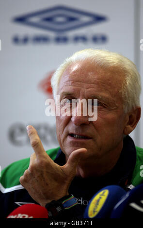 Directeur de la République d'Irlande Giovanni Trapattoni lors d'une conférence de presse au Stadion am Bruchweg à Mayence, en Allemagne, devant le . Banque D'Images