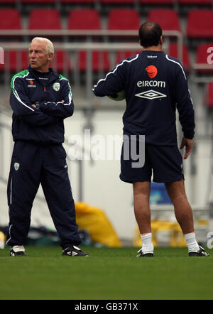 Directeur de la République d'Irlande Giovanni Trapattoni lors d'une séance de formation ouverte au Stadion am Bruchweg à Mayence, en Allemagne, devant le . Banque D'Images