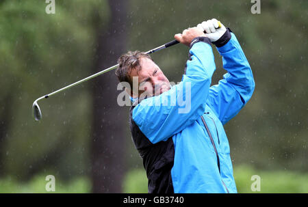 Glenn Hoddle, ancien directeur de l'Angleterre, lors de la 4e Journée annuelle de golf de British Airways et du bal de gala aujourd'hui au parcours de golf de Wentworth. Banque D'Images