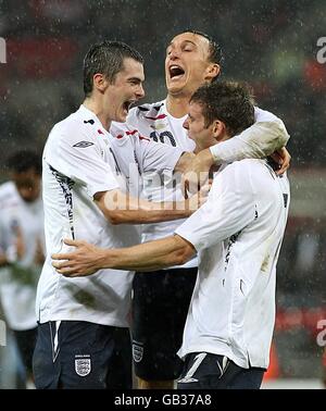 James Milner (r), en Angleterre, est rejoint par les coéquipiers Adam Johnson (l) et Mark Noble (c) après qu'il a marqué L'endroit pour donner l'avance à l'Angleterre près de la moitié heure Banque D'Images