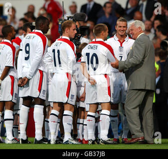 Sir Bobby Robson, ancien directeur de l'Angleterre, est présenté au Joueurs par le capitaine David Beckham Banque D'Images