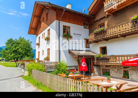 Lac WEISSENSEE, AUTRICHE - May 6, 2015 : belle maison d'hôtes dans petit village sur les rives du lac Weissensee en été Banque D'Images